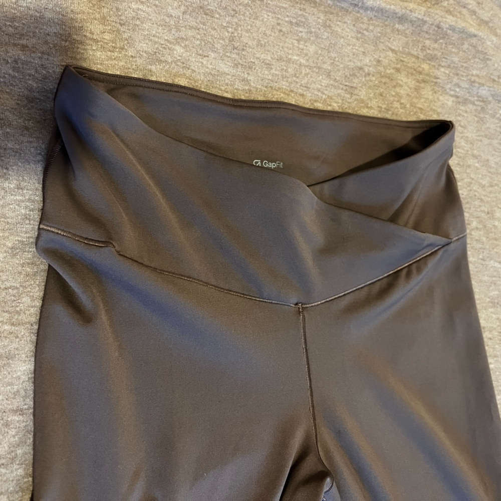 GapFit Sky High Rise Crossover Capri Legging Size M Peppercorn Brown